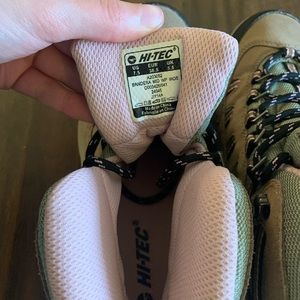 Hi-Tec Women's Bandera Mid Waterproof Taupe/Blush
Size 7.5